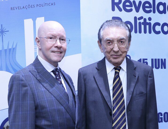 A imagem é uma foto de Edison Lobão, ex-ministro de Minas e Energia e Demóstenes Torres, ex-senador.