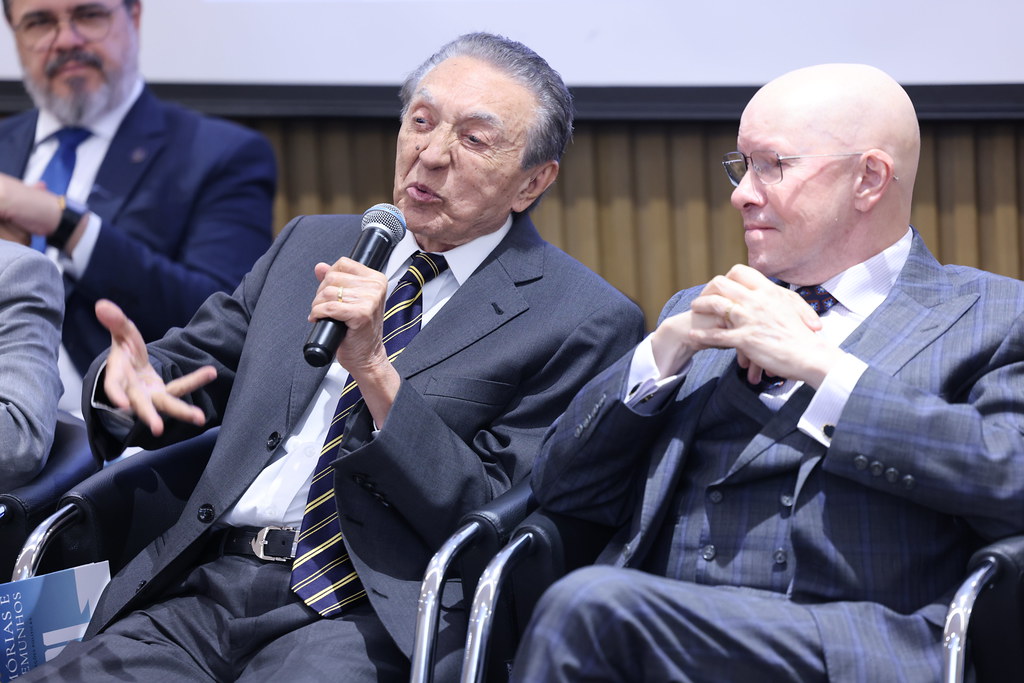A imagem é uma foto de Edison Lobão, ex-ministro de Minas e Energia e Demóstenes Torres, ex-senador.